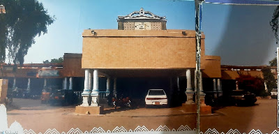 Sukkur Local Board Headquarters: 1938 Colonial-Era Administrative Building Full exterior view of historic Sukkur District Local Board Building constructed in 1938 featuring British colonial architecture, Qaisar Hall, and commemorative wings in Sindh, Pakistan