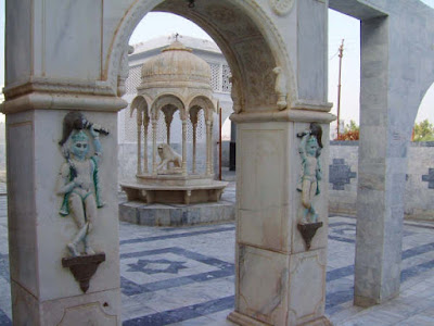 Swami Bakhandi Maharaj Statue at Sadh Belo Temple Marble statue of Swami Bakhandi Maharaj at Sadh Belo temple in Sukkur, Pakistan