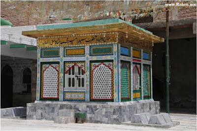 Hazrat Syed Ameer Muhammad Makki’s Mausoleum – A Jewel of Sukkur’s Spiritual Heritage Elevated shrine of Hazrat Syed Ameer Muhammad Makki in Sukkur, Sindh, adorned with colorful tilework, Urdu inscriptions, and ornate lattice windows reflecting traditional Islamic architecture.